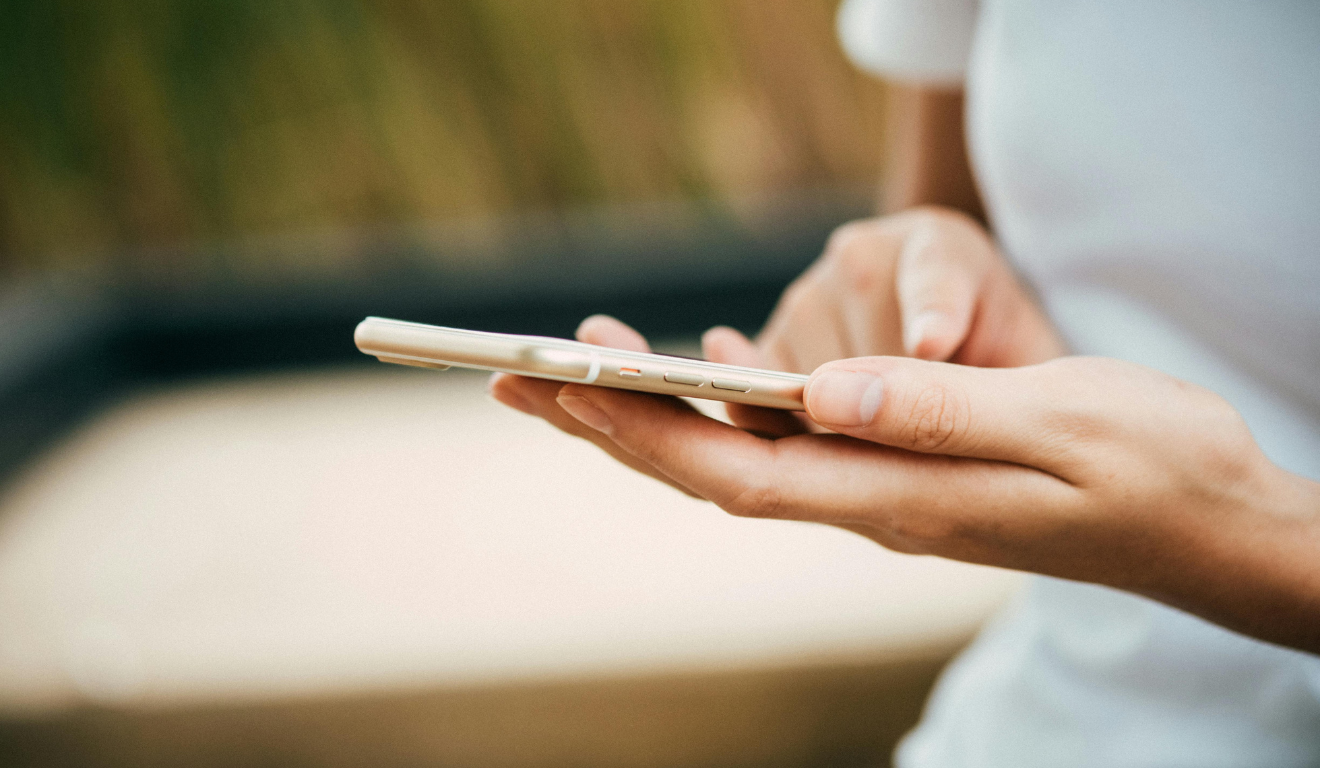 mulher mexendo no celular