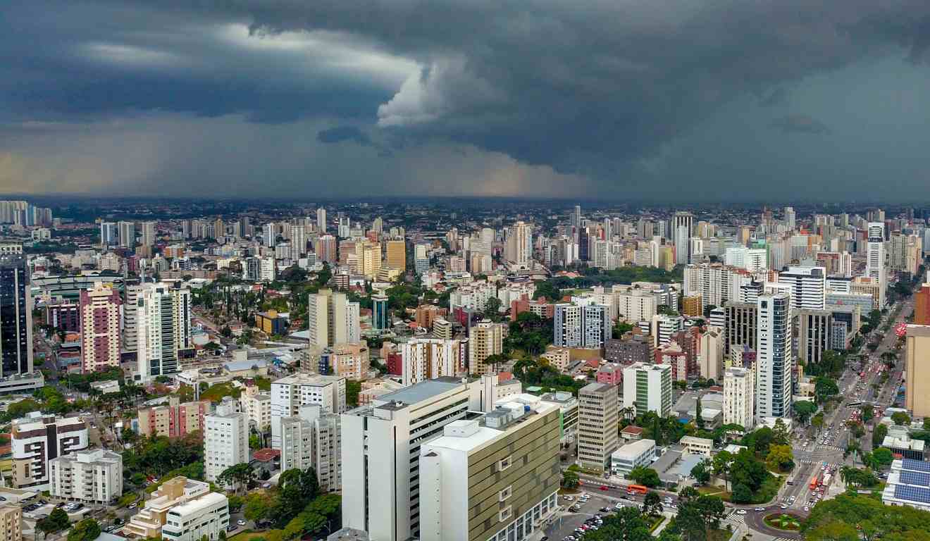 Céu com tempo nublado em Curitiba