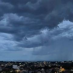 Nuvem de chuva no céu de Curitiba