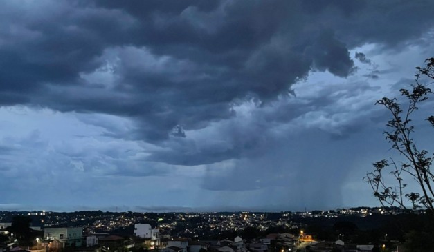 Nuvem de chuva no céu de Curitiba