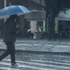 pessoa andando na chuva para ilustrar o fim do ciclone no paraná