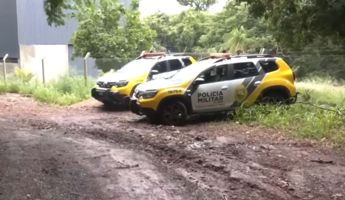 Viaturas da PMPR eu abordagem que terminou com cinco mortes em Londrina