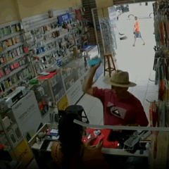 cliente agride vendedora com celular no rosto, no Paraná