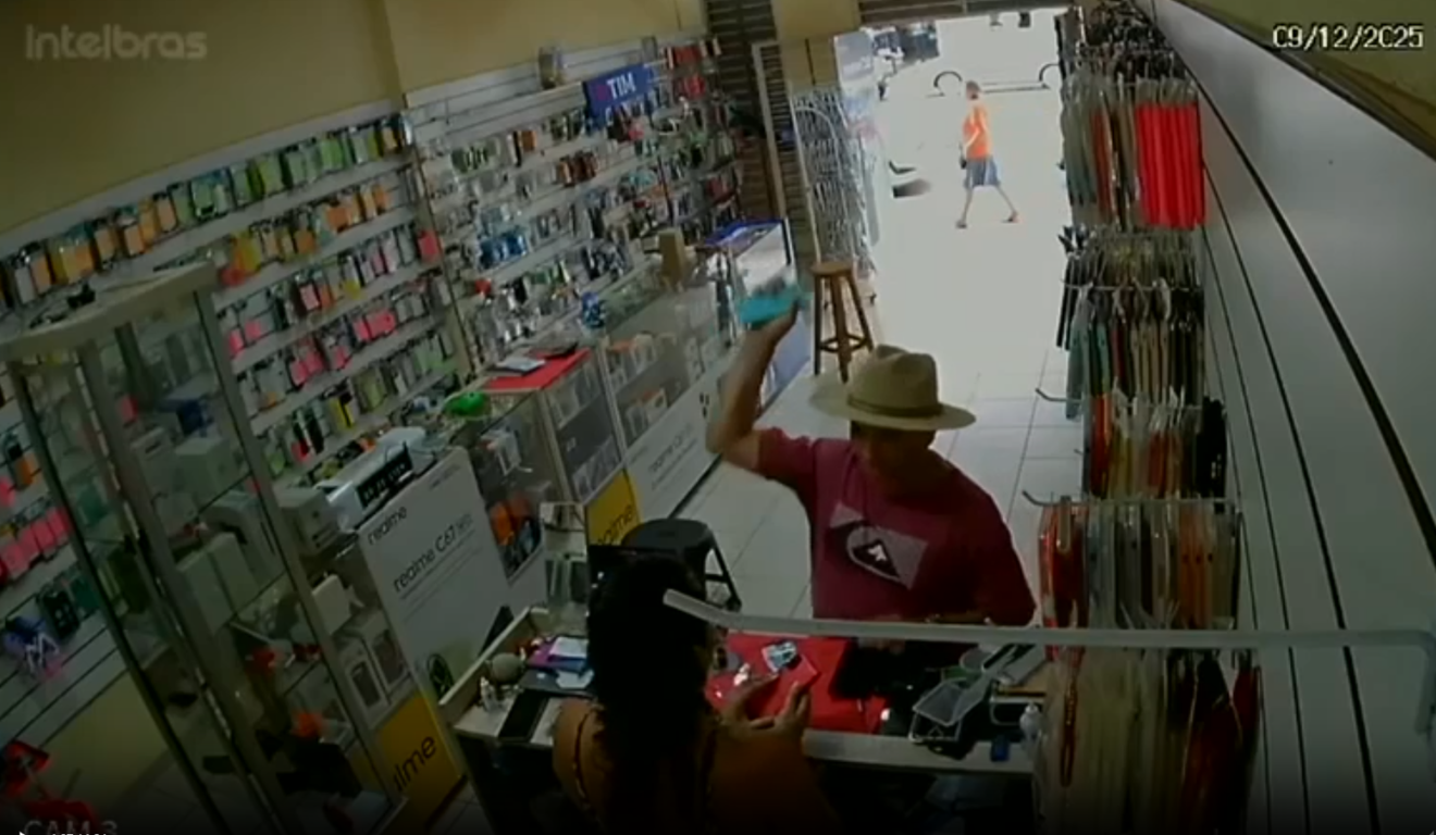 cliente agride vendedora com celular no rosto, no Paraná