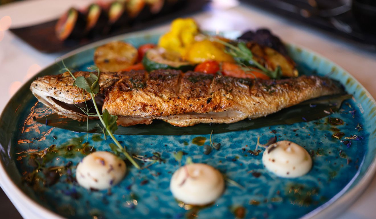 foto de um prato com peixe