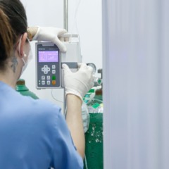 Técnica de enfermagem em atendimento na UPA de Matinhos