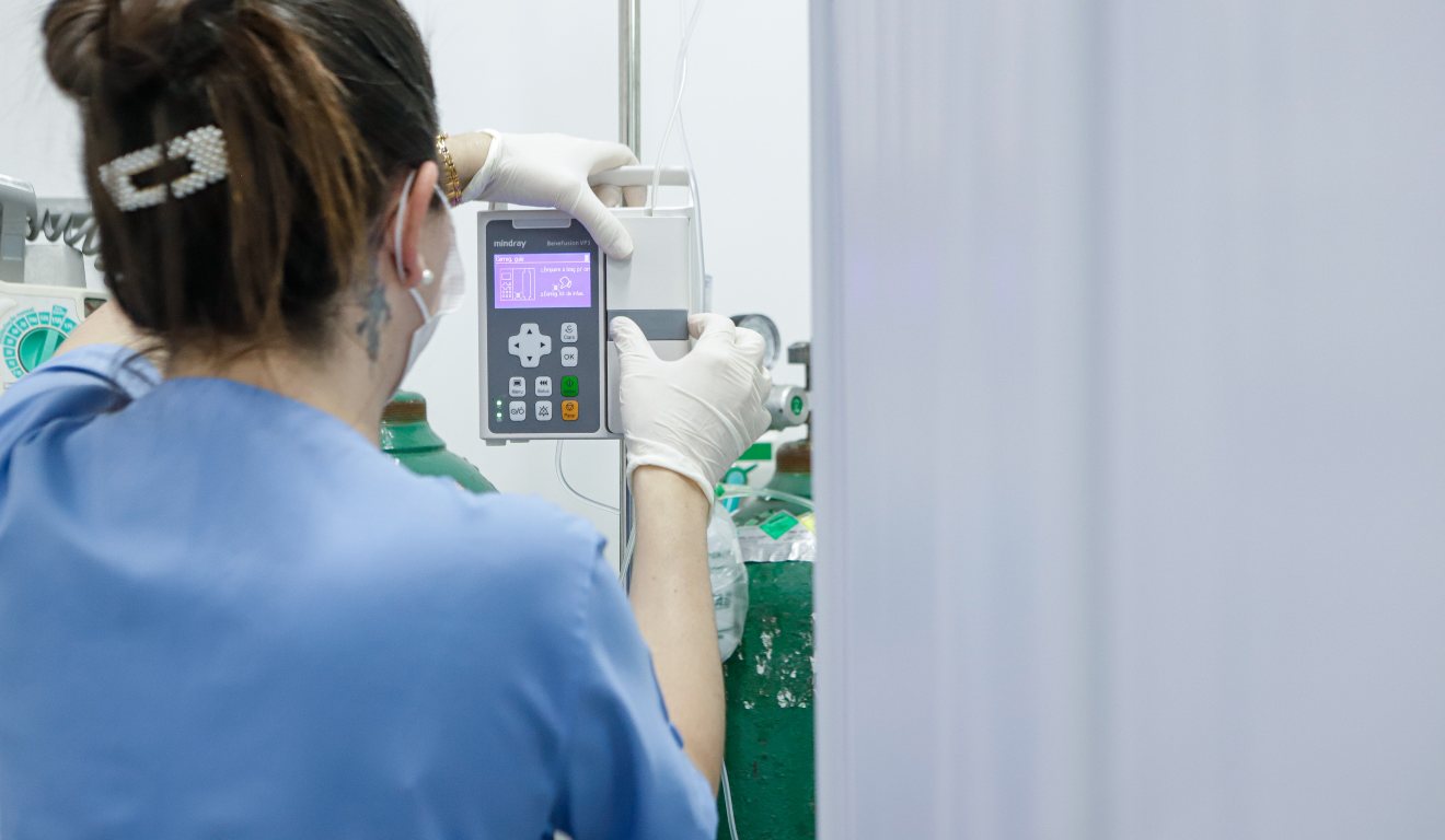 Técnica de enfermagem em atendimento na UPA de Matinhos