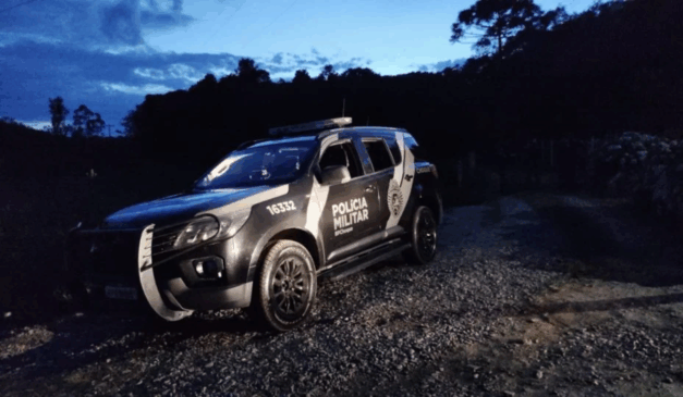 Foto da viatura do BPChoque que entrou em confronto armado em Piraquara.