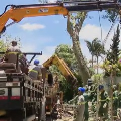 Equipes da Copel trabalham para restabelecer energia no Pilarzinho, em Curitiba.