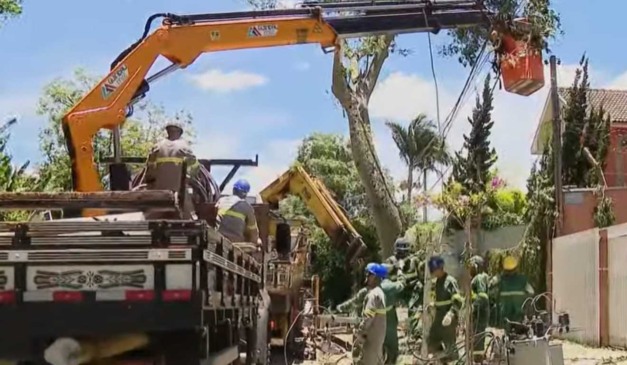 Equipes da Copel trabalham para restabelecer energia no Pilarzinho, em Curitiba.