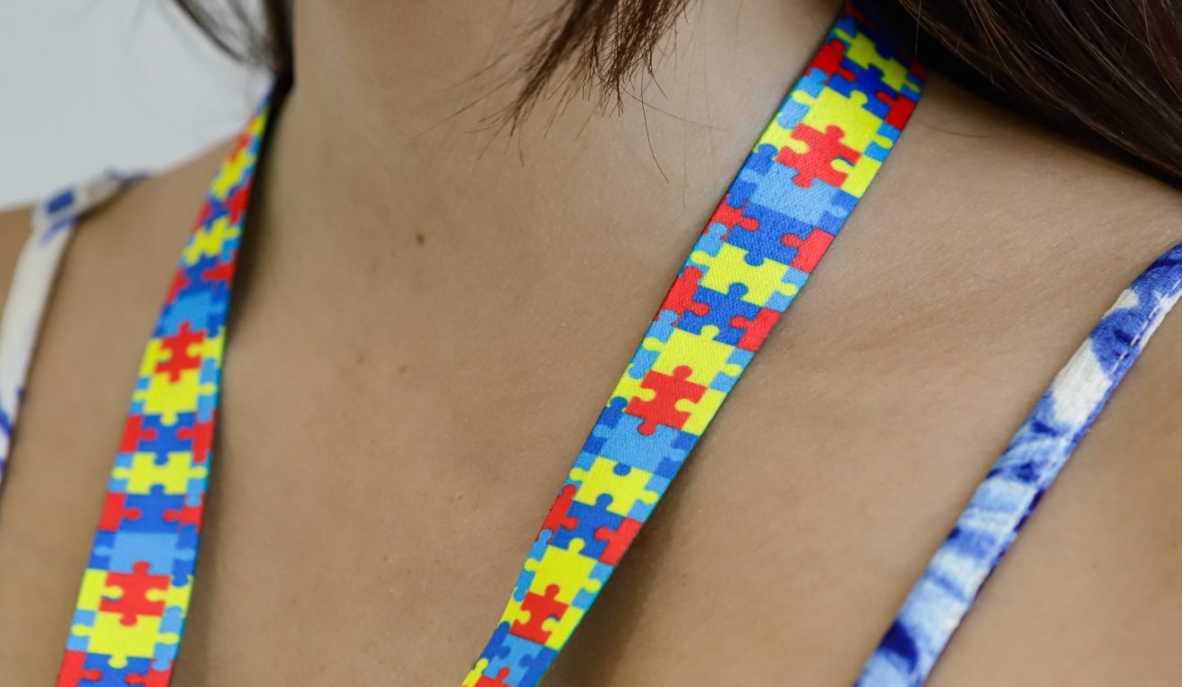 foto de garota usando cordão do autismo