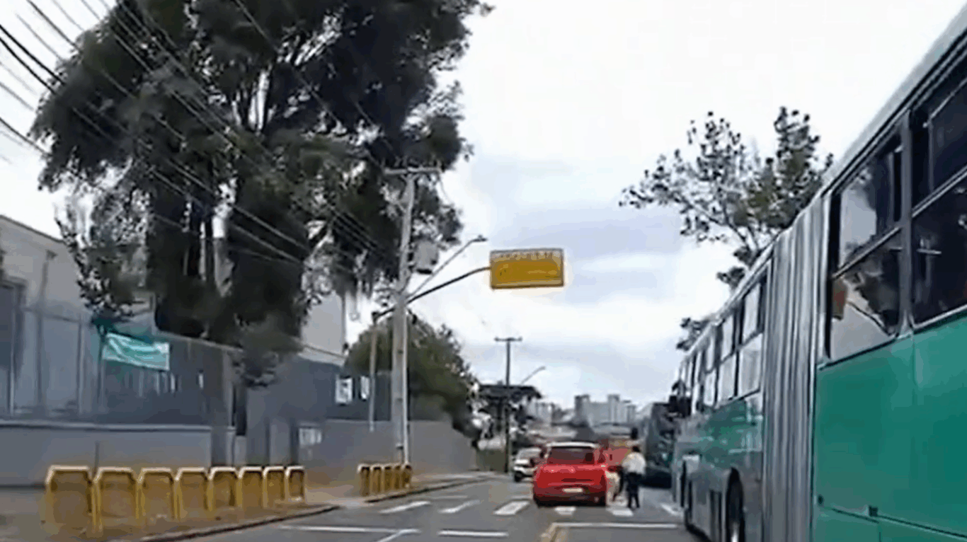 crianca-em-cadeira-de-rodas-atropela-em-Curitiba