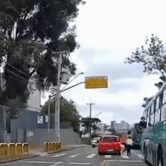 crianca-em-cadeira-de-rodas-atropela-em-Curitiba