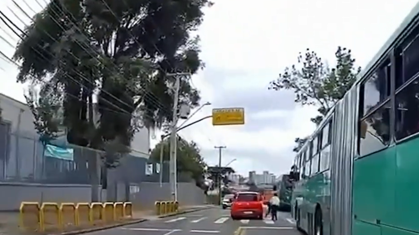 crianca-em-cadeira-de-rodas-atropela-em-Curitiba