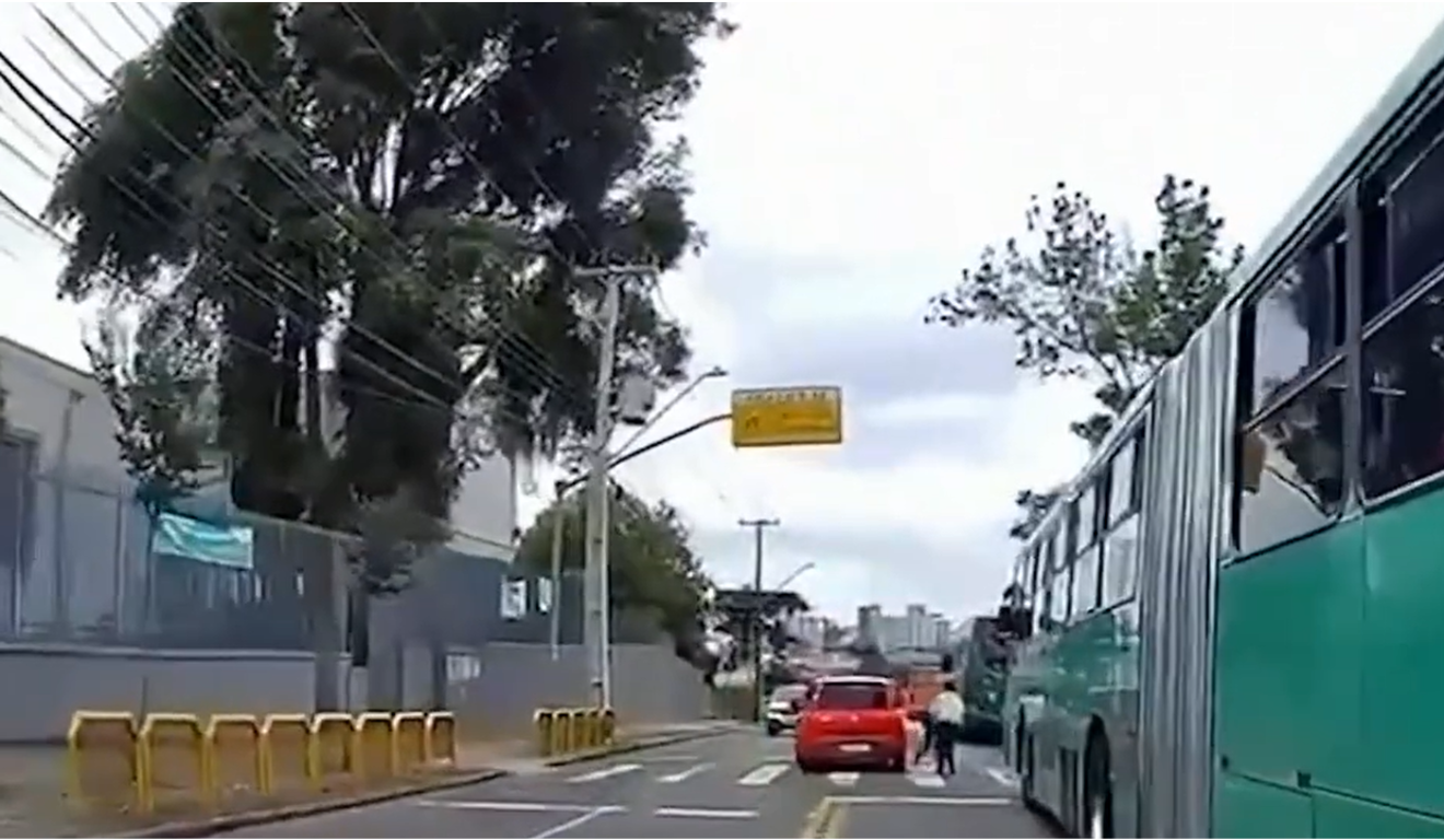 criança em cadeira de rodas atropelada em Curitiba