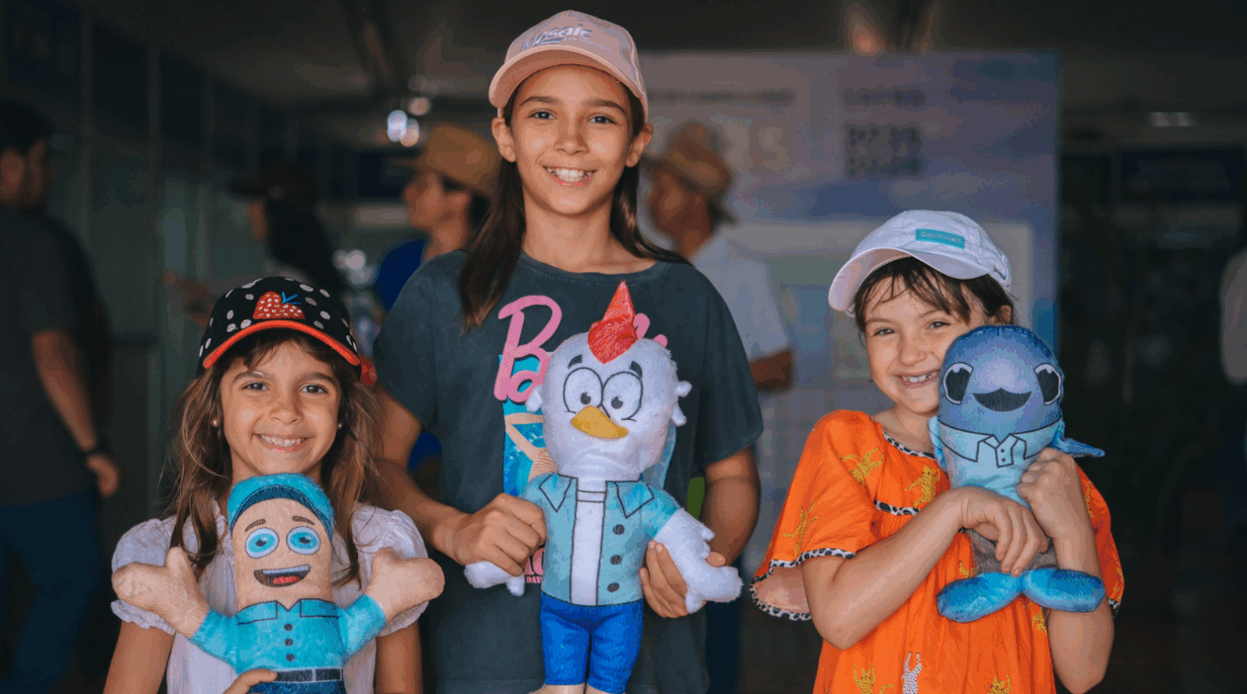 crianças com bichos de pelúcia durante o Dia de Campo da C.Vale