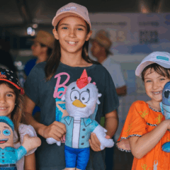 crianças com bichos de pelúcia durante o Dia de Campo da C.Vale