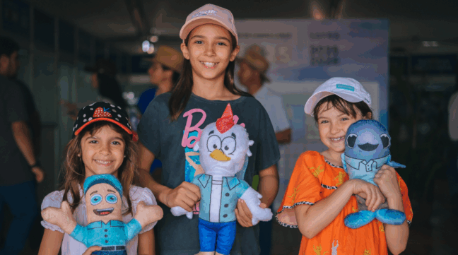 crianças com bichos de pelúcia durante o Dia de Campo da C.Vale