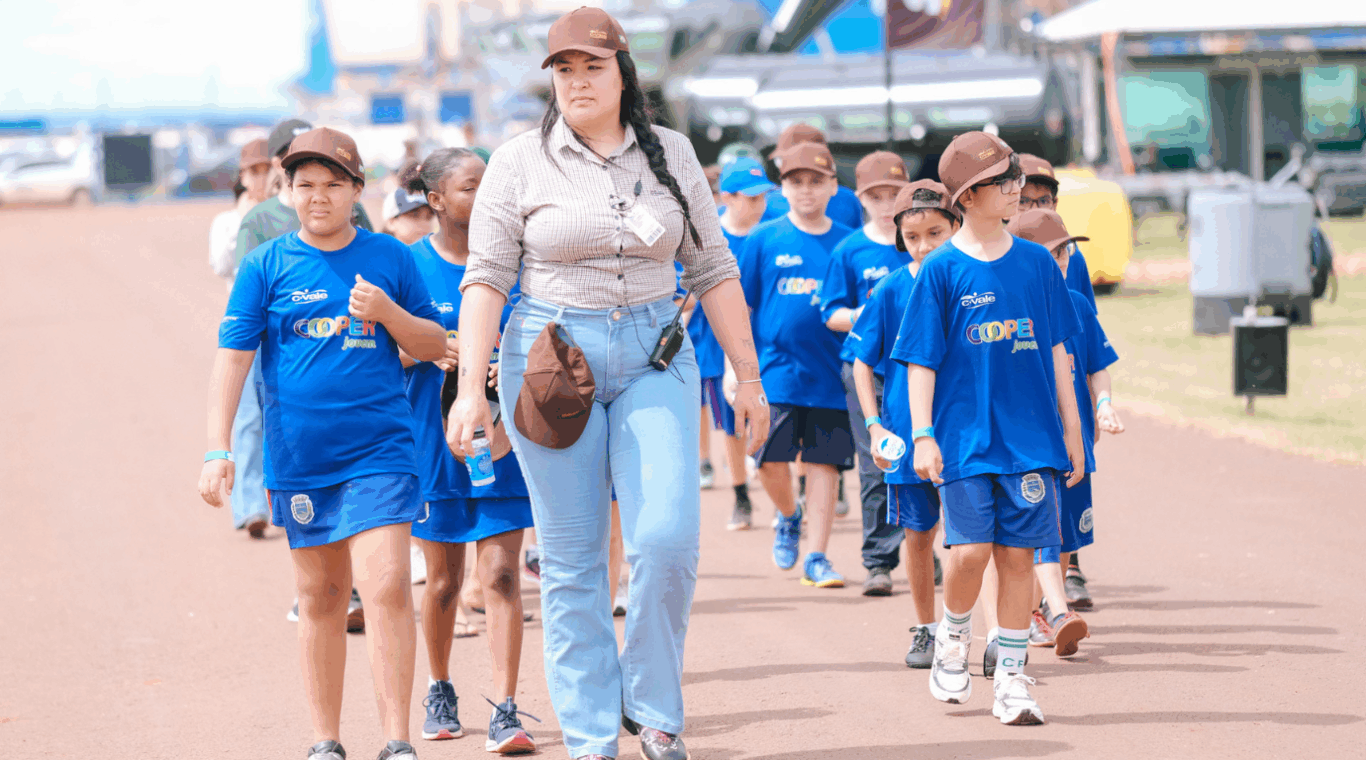 crianças passeando durante o Dia de Campo da C.Vale
