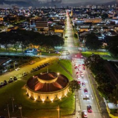 Foto aérea de Curitiba que mostra a região do Teatro Paiol, a noite