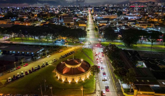 Foto aérea de Curitiba que mostra a região do Teatro Paiol, a noite