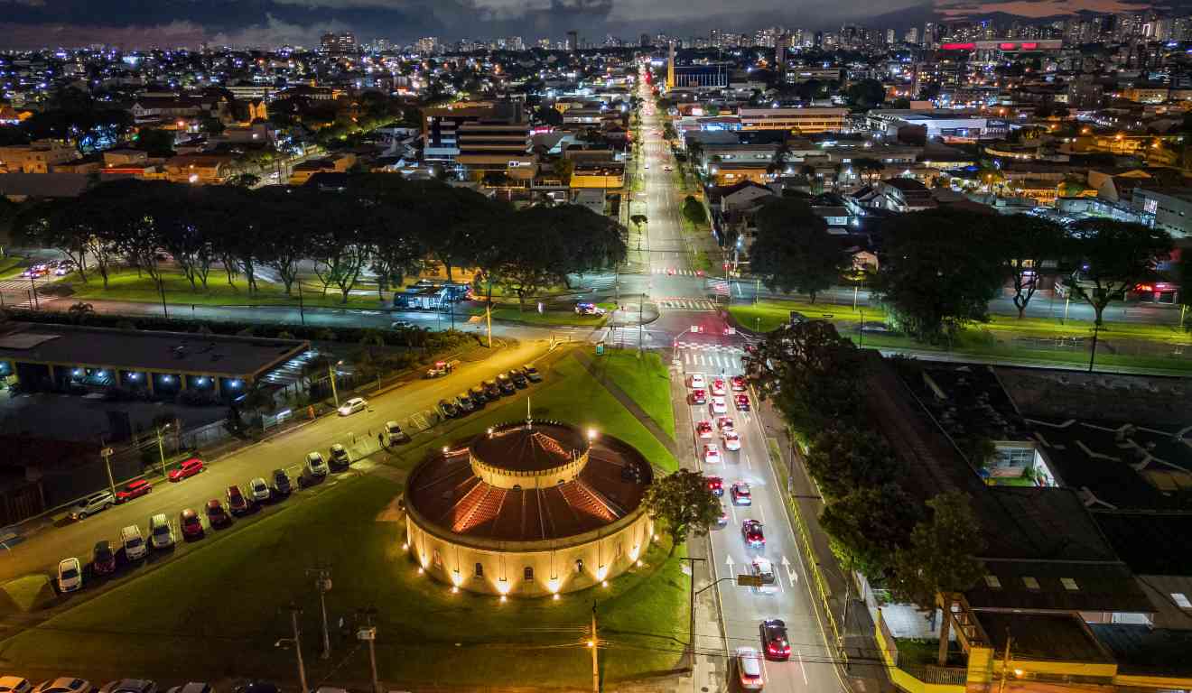 Foto aérea de Curitiba que mostra a região do Teatro Paiol, a noite
