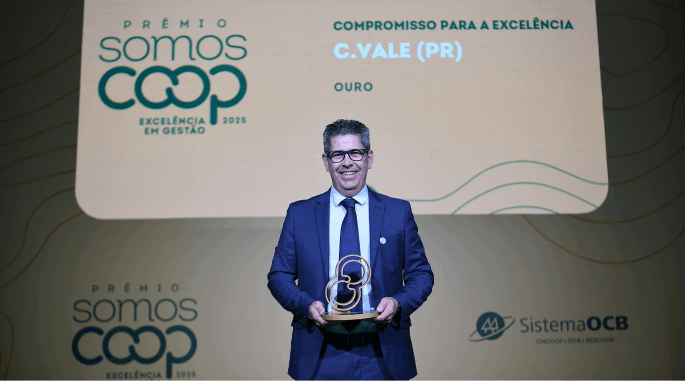 gerente jurídico Joberson de Lima Silva recebendo o Prêmio SomosCoop Excelência em Gestão