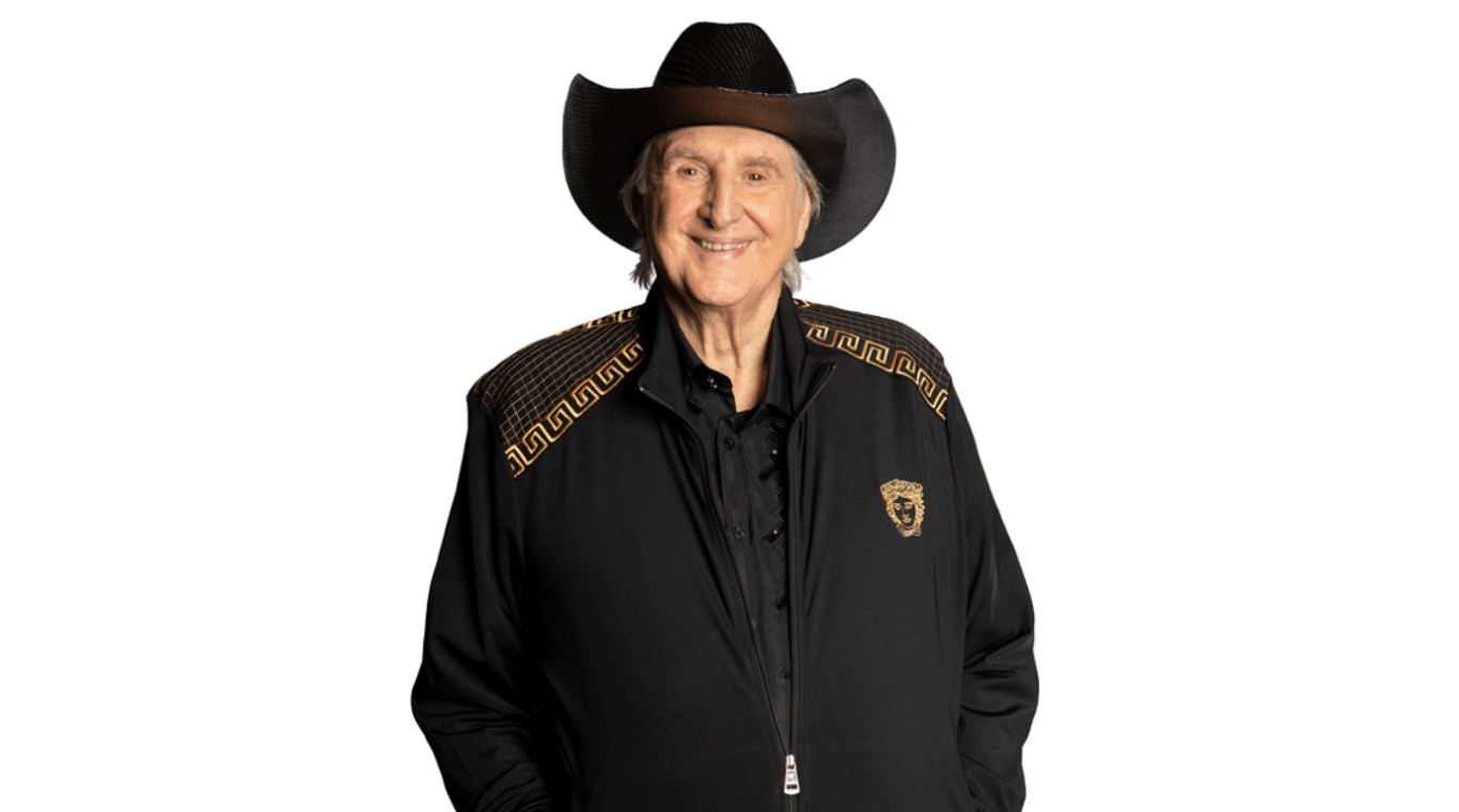 Cantor Sérgio Reis posando para foto, com fundo branco