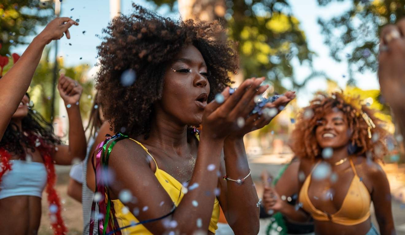 Confira o Calendário do Carnaval 2026, o que abre e fecha no Brasil