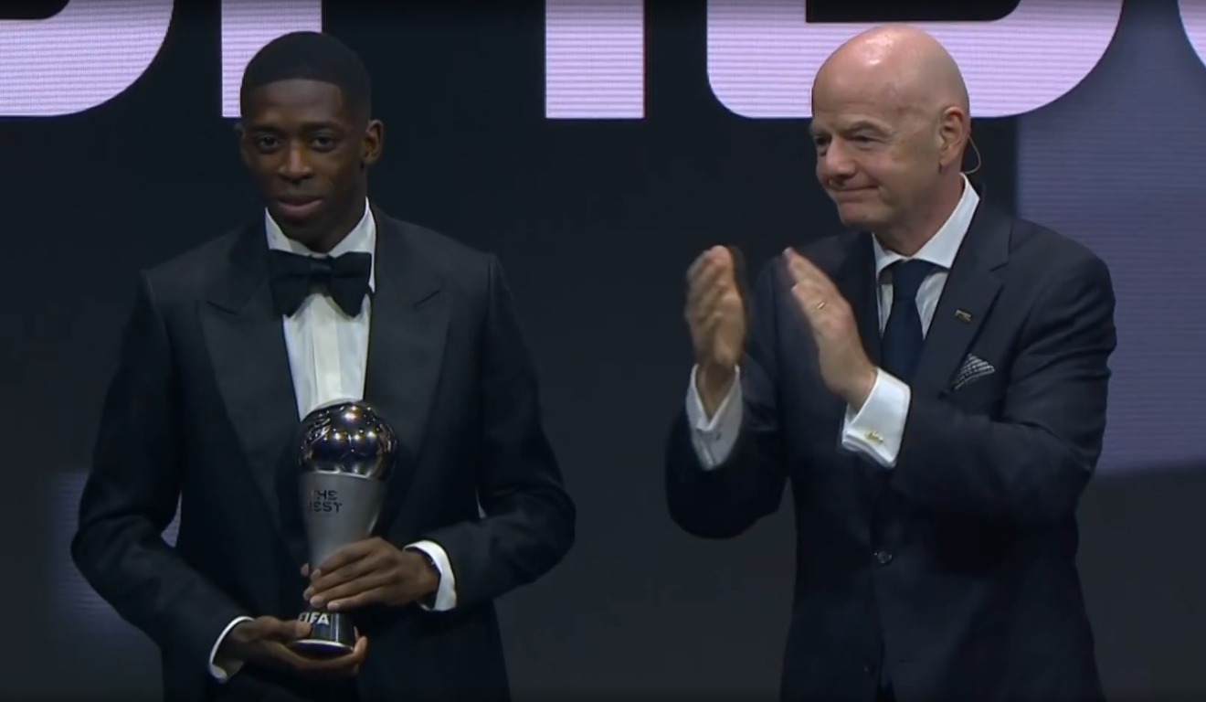 Dembélé recebe o prêmio The Best como o melhor do mundo de 2025 do presidente da Fifa, Gianni Infantino. (Foto: Reprodução/Sportv)