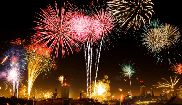 Imagem de fogos de artifícios, simbolizando a comemoração que acontece em diversos países com o Ano Novo; saiba em que dia da semana cai o Réveillon 2025.