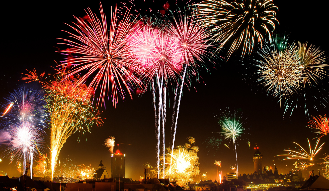 Imagem de fogos de artifícios, simbolizando a comemoração que acontece em diversos países com o Ano Novo; saiba em que dia da semana cai o Réveillon 2025.