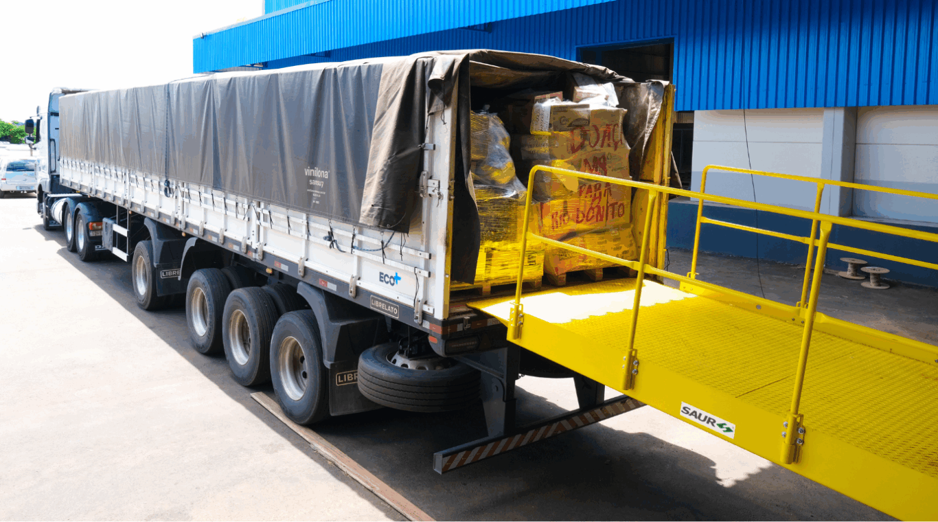 caminhão com doações da c.vale para rio bonito do iguaçu caminhão com doações da c.vale para rio bonito do iguaçu