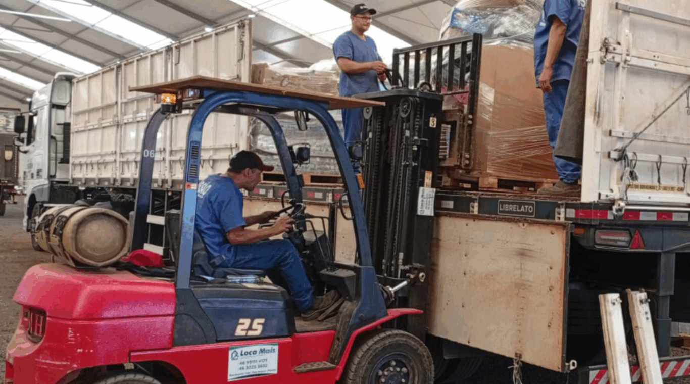 empilhadeira colocando doações da c.vale em caminhão que vai até rio bonito do iguaçu empilhadeira colocando doações da c.vale em caminhão que vai até rio bonito do iguaçu