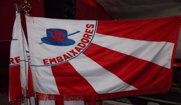 bandeira da escola de samba embaixadores da alegria