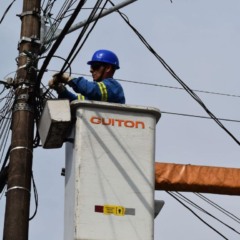 Funcionário da Copel em manutenção, em Curitiba