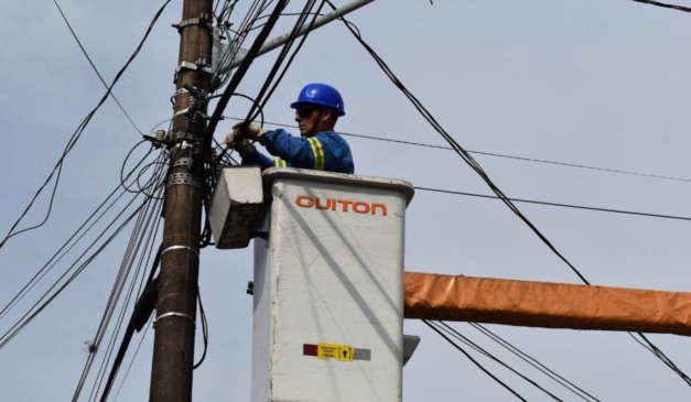Funcionário da Copel em manutenção, em Curitiba