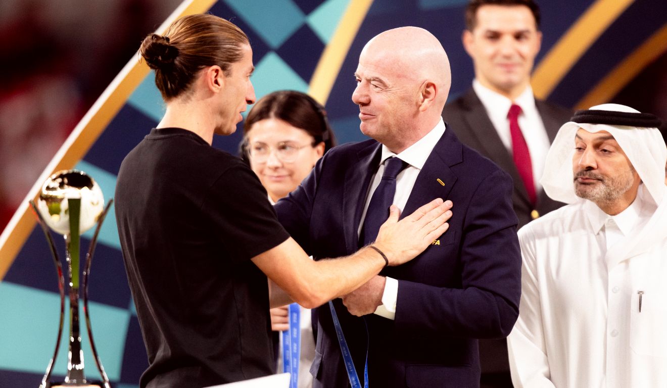 Técnico Filipe Luis, do Flamengo, recebe a medalha pela conquista da Copa Challenger do presidente da Fifa, Gianni Infantino. Desafio agora é vencer o PSG. (Foto: Adriano Fontes/Flamengo)