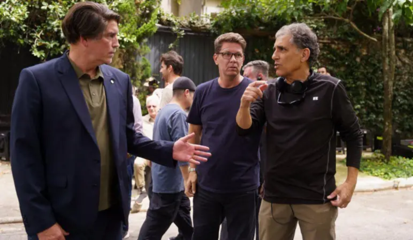 Imagens do diretor Cyrus Nowrasteh e Jim Caviezel conversando durante as gravações do filme 'Dark Horse', que retrata a história de Bolsonaro.