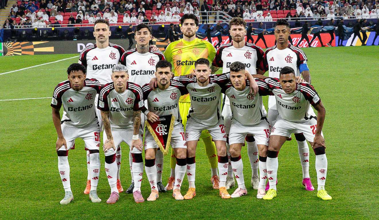 Escalação do Flamengo que iniciou o jogo contra o PSG. De pé: Léo Ortiz, Erick Pulgar, Rossi, Léo Pereira e Bruno Henrique. Agachados: Plata, Varela, Arrascaeta, Jorginho, Carrascal e Alex Sandro.