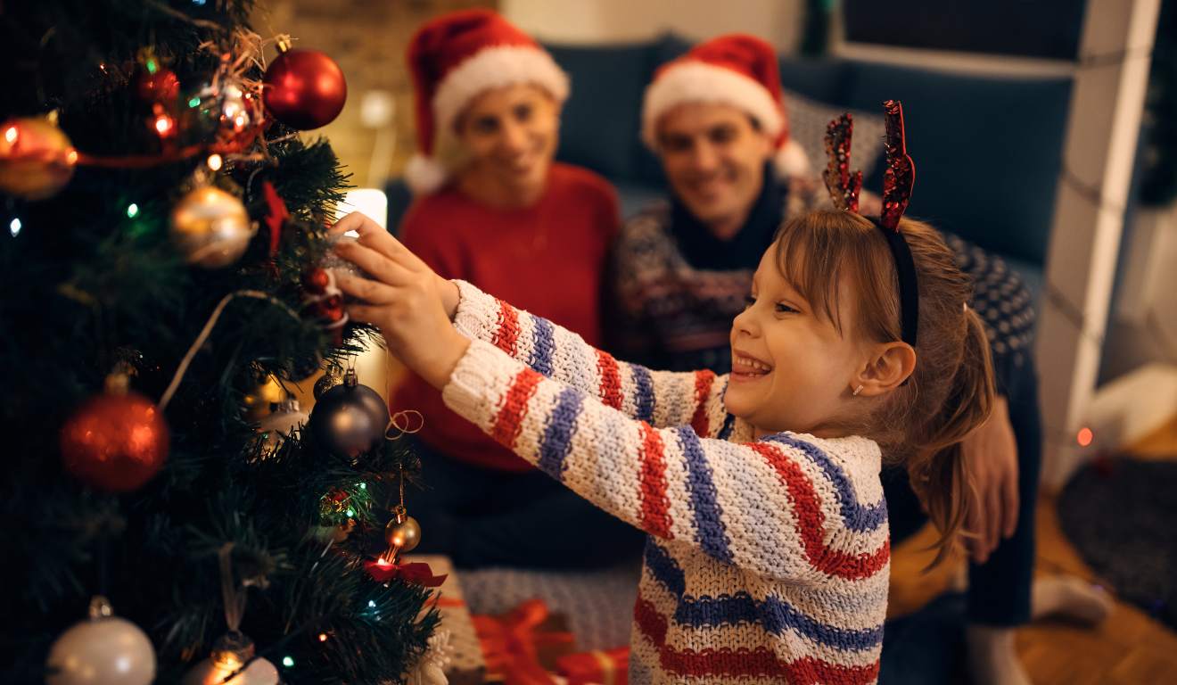 Arrumando árvore de natal.