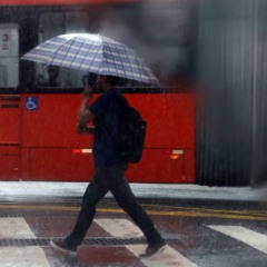 pessoa andando na chuva para ilustrar chegada da frente fria no paran&aacute;