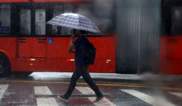 pessoa andando na chuva para ilustrar chegada da frente fria no paraná