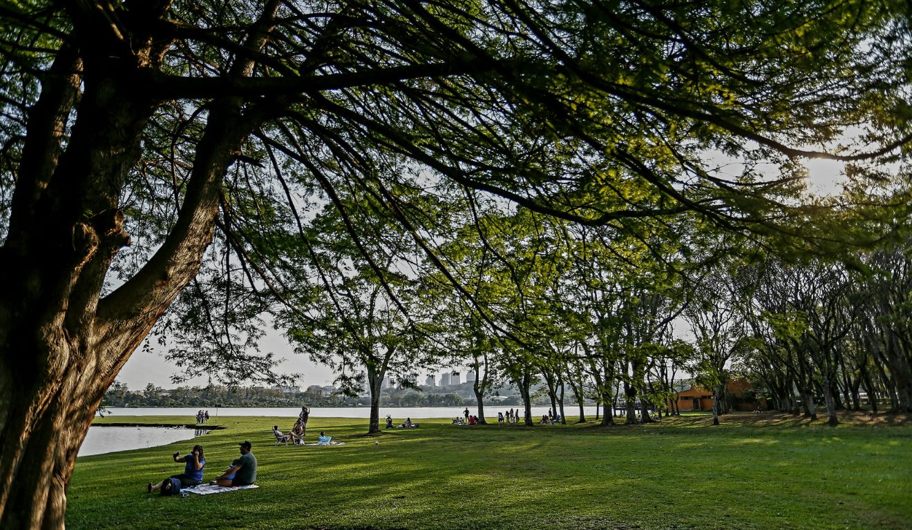 pessoas no parque para ilustrar dias de calor depois da frente fria no paraná