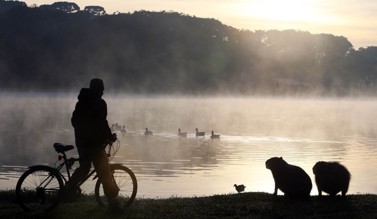 foto de um homem andando no frio para ilustrar as baixas temperaturas no paraná