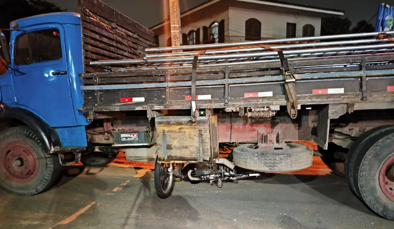 caminhão que atropelou garupa de moto em colombo