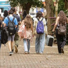 Populares com mochila nas costas a caminho do ensino