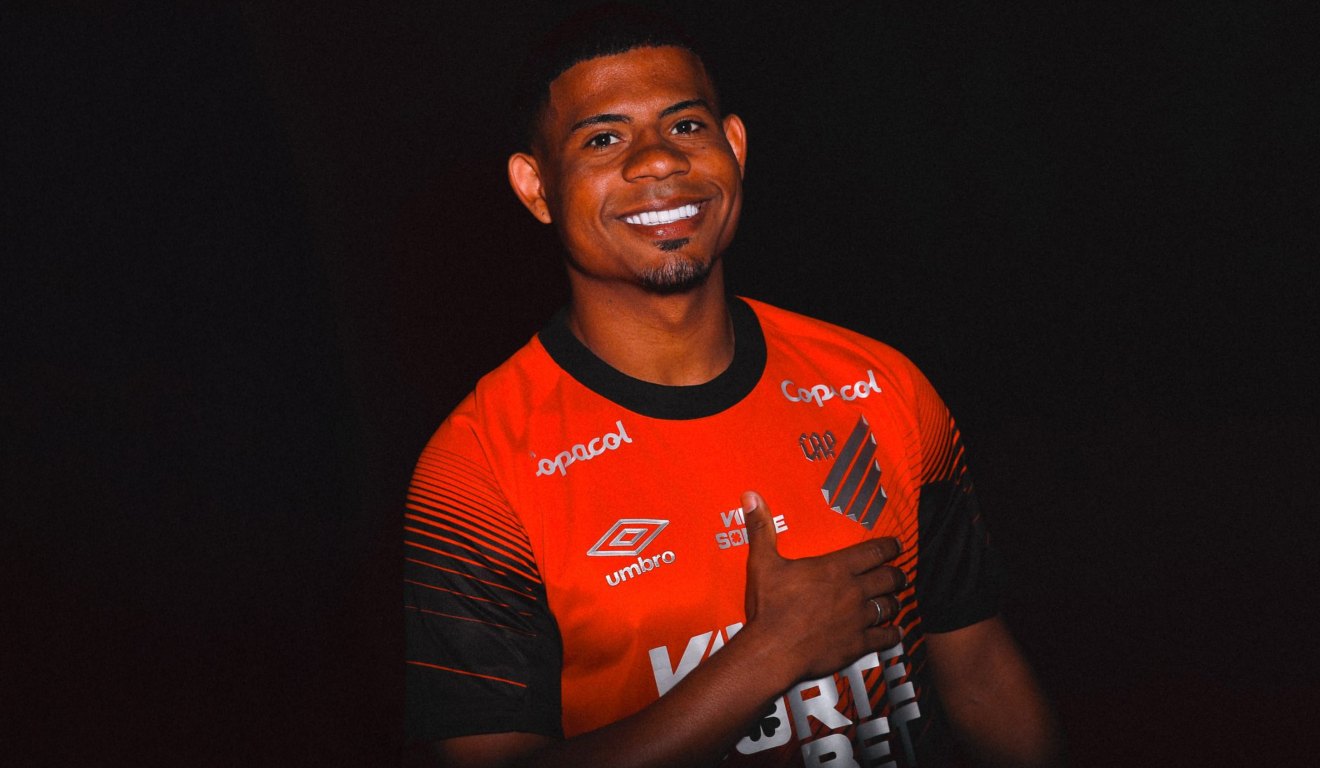O lateral Gilberto foi confirmado neste sábado (27) oficialmente pelo Athletico.