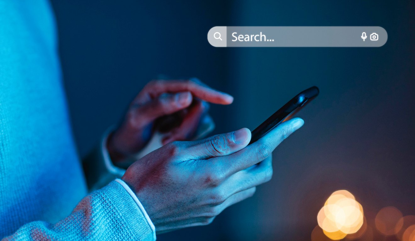 Mão mexendo no celular