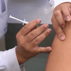 Profissional da sa&uacute;de aplicando uma vacina em uma paciente; OMS refor&ccedil;a que a vacina&ccedil;&atilde;o &eacute; fundamental contra a Gripe K.